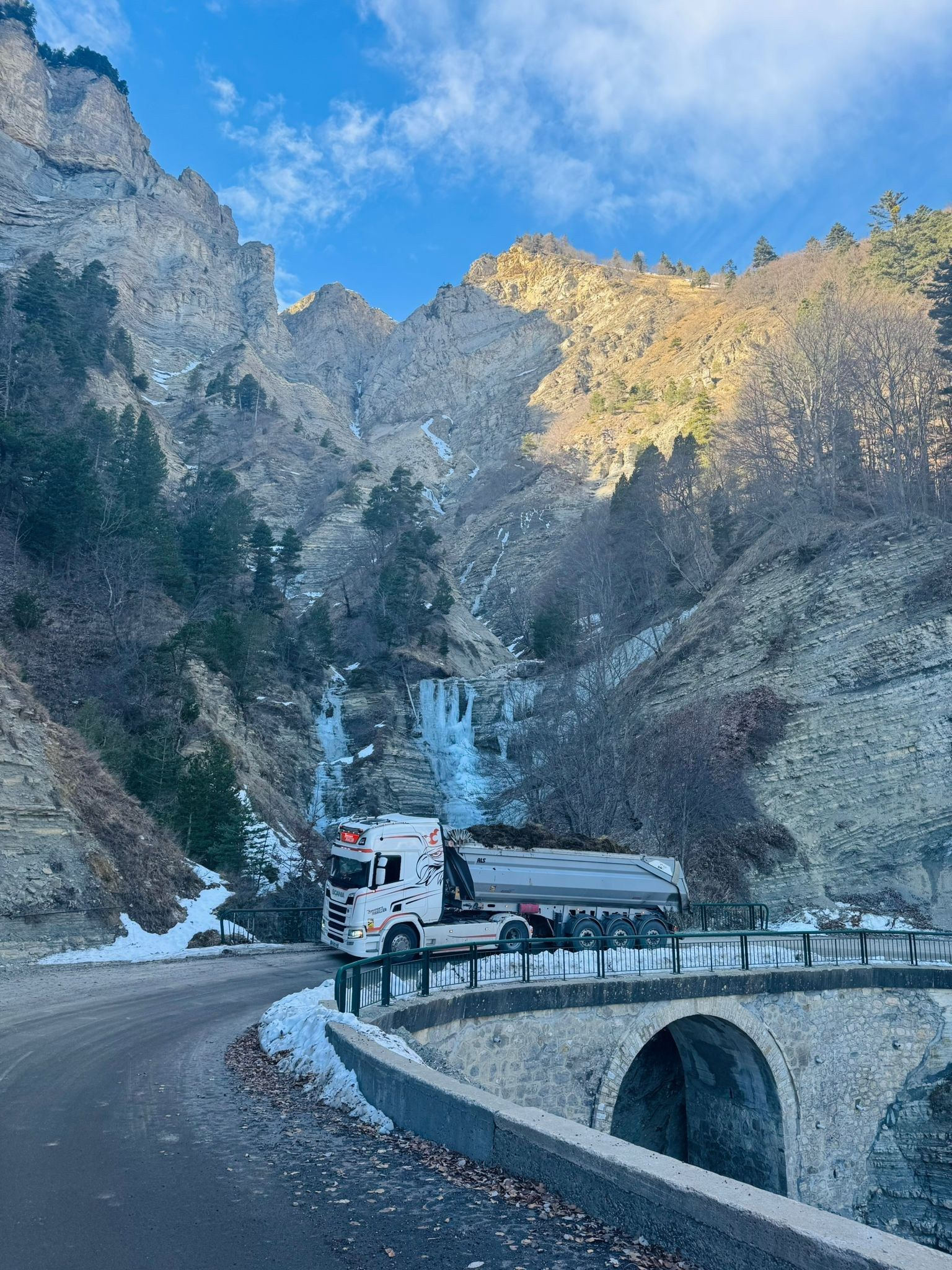 Camion Transports Missillier sur route de montagne