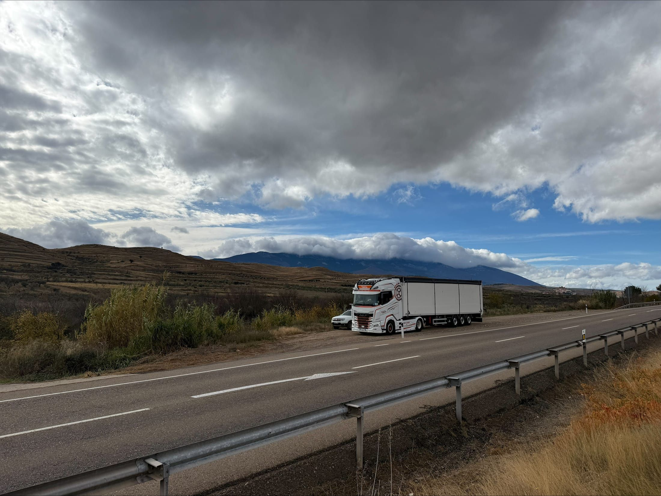 Route de montagne empruntée par les camions Transports Missillier