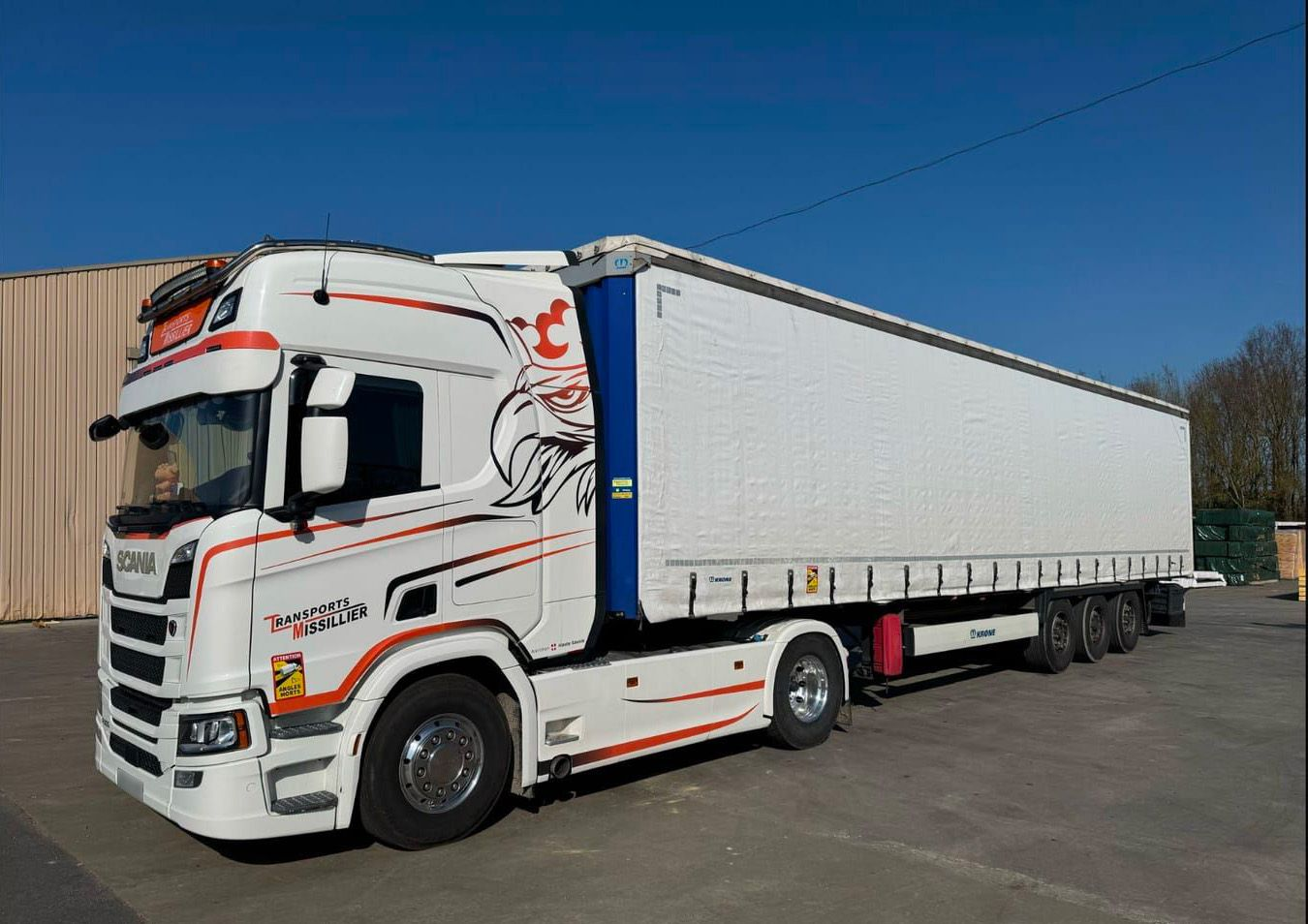 Camion tautliner (bâché à bâche coulissante) des Transports Missillier
